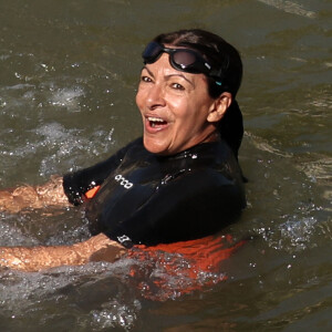 JO 2024: La maire de Paris, Anne Hidalgo s'est baignée dans la Seine à Paris le 17 juillet 2024. Après un report, la maire de Paris Anne Hidalgo a finalement nagé dans la Seine ce mercredi, accompagnée du président du comité d'organisation Tony Estanguet et du préfet d'Île-de-France Marc Guillaume. À neuf jours de l'ouverture des JO, la maire de Paris a pu prouver qu'elle avait réussi son pari de rendre la Seine baignable. Le plan de dépollution aura coûté 1,4 milliard d'euros à l'État et aux collectivités franciliennes. © Stéphane Lemouton/Bestimage