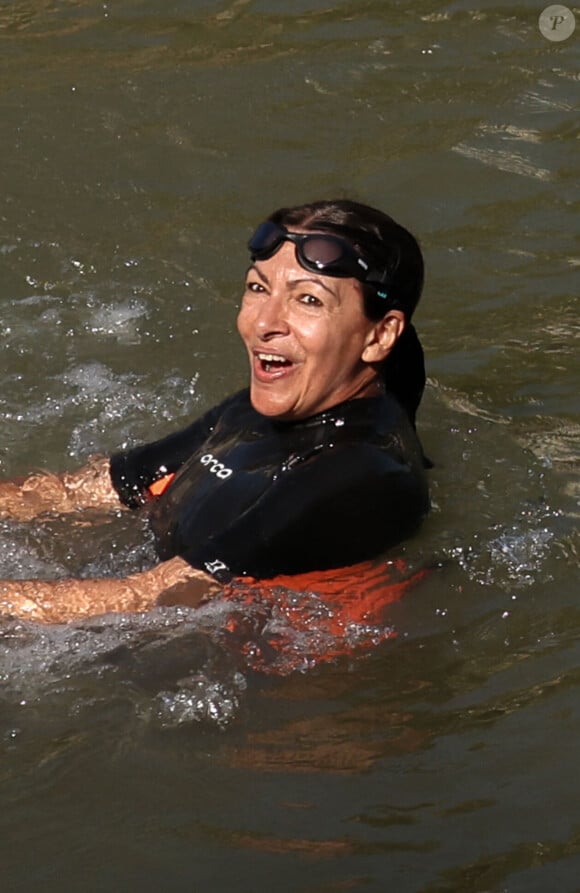 JO 2024: La maire de Paris, Anne Hidalgo s'est baignée dans la Seine à Paris le 17 juillet 2024. Après un report, la maire de Paris Anne Hidalgo a finalement nagé dans la Seine ce mercredi, accompagnée du président du comité d'organisation Tony Estanguet et du préfet d'Île-de-France Marc Guillaume. À neuf jours de l'ouverture des JO, la maire de Paris a pu prouver qu'elle avait réussi son pari de rendre la Seine baignable. Le plan de dépollution aura coûté 1,4 milliard d'euros à l'État et aux collectivités franciliennes. © Stéphane Lemouton/Bestimage