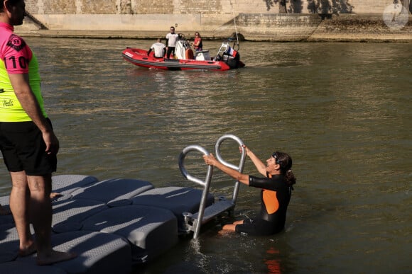 JO 2024: La maire de Paris, Anne Hidalgo s'est baignée dans la Seine à Paris le 17 juillet 2024. Après un report, la maire de Paris Anne Hidalgo a finalement nagé dans la Seine ce mercredi, accompagnée du président du comité d'organisation Tony Estanguet et du préfet d'Île-de-France Marc Guillaume. À neuf jours de l'ouverture des JO, la maire de Paris a pu prouver qu'elle avait réussi son pari de rendre la Seine baignable. Le plan de dépollution aura coûté 1,4 milliard d'euros à l'État et aux collectivités franciliennes. © Stéphane Lemouton/Bestimage