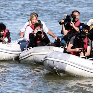 JO 2024: La maire de Paris, Anne Hidalgo s'est baignée dans la Seine à Paris le 17 juillet 2024. Après un report, la maire de Paris Anne Hidalgo a finalement nagé dans la Seine ce mercredi, accompagnée du président du comité d'organisation Tony Estanguet et du préfet d'Île-de-France Marc Guillaume. À neuf jours de l'ouverture des JO, la maire de Paris a pu prouver qu'elle avait réussi son pari de rendre la Seine baignable. Le plan de dépollution aura coûté 1,4 milliard d'euros à l'État et aux collectivités franciliennes. © Stéphane Lemouton/Bestimage