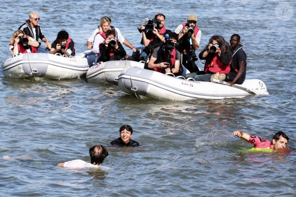 JO 2024: La maire de Paris, Anne Hidalgo s'est baignée dans la Seine à Paris le 17 juillet 2024. Après un report, la maire de Paris Anne Hidalgo a finalement nagé dans la Seine ce mercredi, accompagnée du président du comité d'organisation Tony Estanguet et du préfet d'Île-de-France Marc Guillaume. À neuf jours de l'ouverture des JO, la maire de Paris a pu prouver qu'elle avait réussi son pari de rendre la Seine baignable. Le plan de dépollution aura coûté 1,4 milliard d'euros à l'État et aux collectivités franciliennes. © Stéphane Lemouton/Bestimage