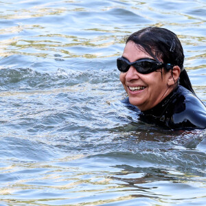 JO 2024: La maire de Paris, Anne Hidalgo s'est baignée dans la Seine à Paris le 17 juillet 2024. Après un report, la maire de Paris Anne Hidalgo a finalement nagé dans la Seine ce mercredi, accompagnée du président du comité d'organisation Tony Estanguet et du préfet d'Île-de-France Marc Guillaume. À neuf jours de l'ouverture des JO, la maire de Paris a pu prouver qu'elle avait réussi son pari de rendre la Seine baignable. Le plan de dépollution aura coûté 1,4 milliard d'euros à l'État et aux collectivités franciliennes. © Stéphane Lemouton/Bestimage