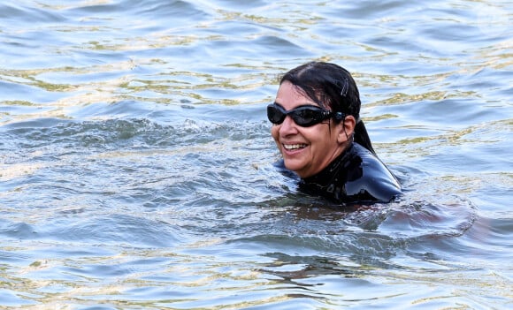 JO 2024: La maire de Paris, Anne Hidalgo s'est baignée dans la Seine à Paris le 17 juillet 2024. Après un report, la maire de Paris Anne Hidalgo a finalement nagé dans la Seine ce mercredi, accompagnée du président du comité d'organisation Tony Estanguet et du préfet d'Île-de-France Marc Guillaume. À neuf jours de l'ouverture des JO, la maire de Paris a pu prouver qu'elle avait réussi son pari de rendre la Seine baignable. Le plan de dépollution aura coûté 1,4 milliard d'euros à l'État et aux collectivités franciliennes. © Stéphane Lemouton/Bestimage