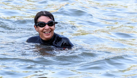 JO 2024: La maire de Paris, Anne Hidalgo s'est baignée dans la Seine à Paris le 17 juillet 2024. Après un report, la maire de Paris Anne Hidalgo a finalement nagé dans la Seine ce mercredi, accompagnée du président du comité d'organisation Tony Estanguet et du préfet d'Île-de-France Marc Guillaume. À neuf jours de l'ouverture des JO, la maire de Paris a pu prouver qu'elle avait réussi son pari de rendre la Seine baignable. Le plan de dépollution aura coûté 1,4 milliard d'euros à l'État et aux collectivités franciliennes. © Stéphane Lemouton/Bestimage