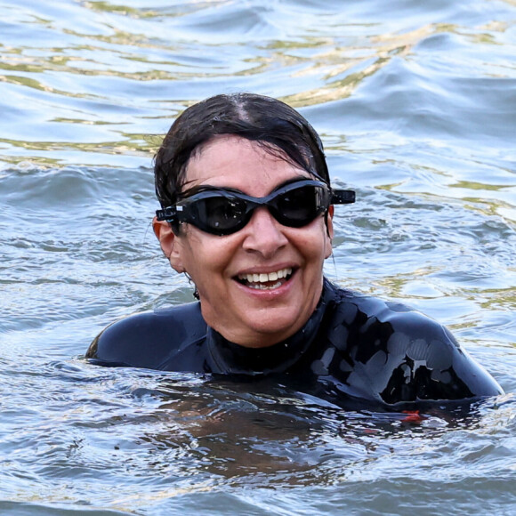 JO 2024: La maire de Paris, Anne Hidalgo s'est baignée dans la Seine à Paris le 17 juillet 2024. Après un report, la maire de Paris Anne Hidalgo a finalement nagé dans la Seine ce mercredi, accompagnée du président du comité d'organisation Tony Estanguet et du préfet d'Île-de-France Marc Guillaume. À neuf jours de l'ouverture des JO, la maire de Paris a pu prouver qu'elle avait réussi son pari de rendre la Seine baignable. Le plan de dépollution aura coûté 1,4 milliard d'euros à l'État et aux collectivités franciliennes. © Stéphane Lemouton/Bestimage