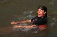 Anne Hidalgo se baigne dans la Seine
