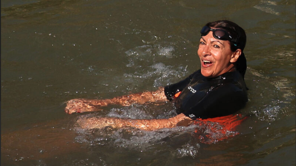 Anne Hidalgo plonge dans la Seine après Amélie Oudéa-Castera mais impose son style différent : équipement, nage...