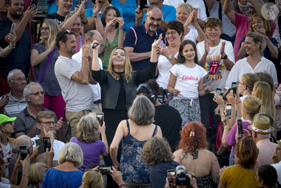 Nos confères de "Paris Match" sont partis à sa rencontre
La chanteuse Santa (Samanta Cotta) est en concert sur la scène du festival au Printemps de Pérouges au Château de Saint-Maurice-de-Rémens le 26 juin 2024. © Sandrine Thesillat / Panoramic / Bestimage 