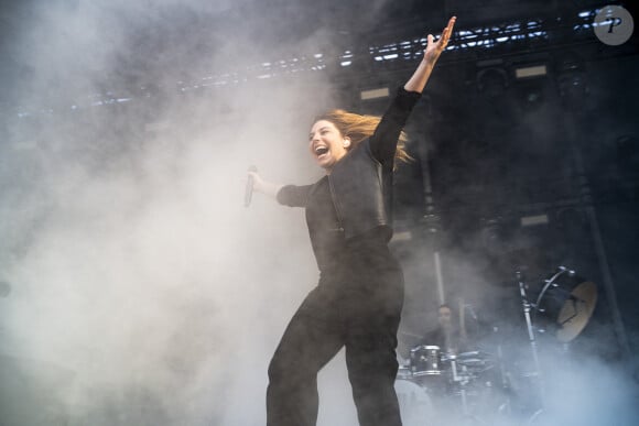 La chanteuse Santa (Samanta Cotta) est en concert sur la scène du festival au Printemps de Pérouges au Château de Saint-Maurice-de-Rémens le 26 juin 2024. © Sandrine Thesillat / Panoramic / Bestimage  