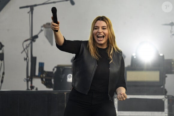 La chanteuse Santa (Samanta Cotta) est en concert sur la scène du festival au Printemps de Pérouges au Château de Saint-Maurice-de-Rémens le 26 juin 2024. © Sandrine Thesillat / Panoramic / Bestimage  