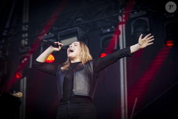 La chanteuse Santa (Samanta Cotta) est en concert sur la scène du festival au Printemps de Pérouges au Château de Saint-Maurice-de-Rémens le 26 juin 2024. © Sandrine Thesillat / Panoramic / Bestimage  