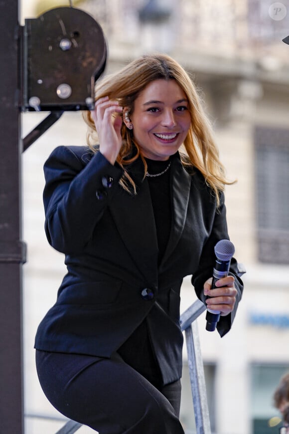 La chanteuse Santa lors de la 11ème édition du Scoop Live Radio Scoop - Soupe en scène du chef Fabrice Bonnot au profit de l'association "Notre Dame des Sans Abri" sur la place de la République à Lyon, France, le 25 novembre 2023. © Sandrine Thesillat/Panoramic/Bestimage 