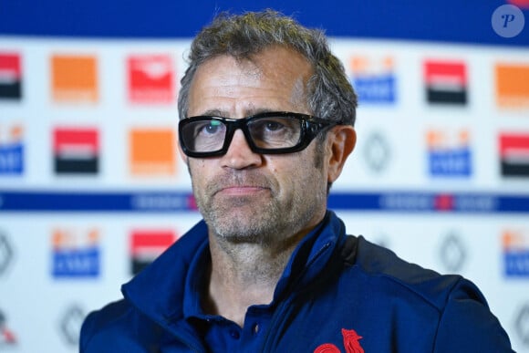 Le sélectionneur de l'équipe de France de rugby Fabien Galthié lors de sa conférence de presse très attendue après l'élimination du XV de France en quarts de finale de Coupe du monde face à l'Afrique du Sud, à Paris, France. © Federico Pestellini/Panoramic/Bestimage