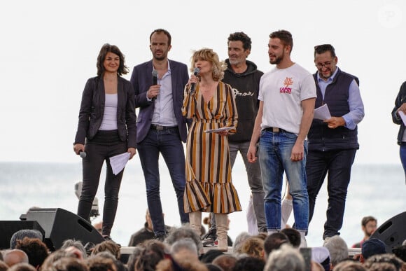 En effet, Sophie Chikirou travaille main dans la main avec Sophie de La Rochefoucauld, une actrice de la série "Plus belle la vie". 
Sophie de La Rochefoucauld - Jean-Luc Melenchon (candidat la France Insoumise) à l'élection présidentielle française en meeting à Marseille le 27 mars 2022. © Norbert Scanella/Panoramic/Bestimage