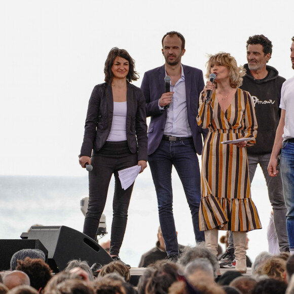 En effet, Sophie Chikirou travaille main dans la main avec Sophie de La Rochefoucauld, une actrice de la série "Plus belle la vie". 
Sophie de La Rochefoucauld - Jean-Luc Melenchon (candidat la France Insoumise) à l'élection présidentielle française en meeting à Marseille le 27 mars 2022. © Norbert Scanella/Panoramic/Bestimage