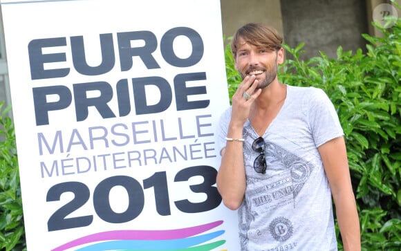 Laurent Kerusore, parrain de l'événement "Europride 2013" sur Marseille, signe la charte ethique en compagnie de l'organisatrice Suzanne Ketchian lors d'une conference de presse à Paris le 6 juin 2013