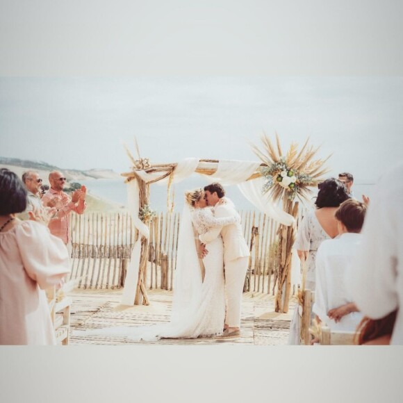 Avant la cérémonie religieuse célébrée face à l'Océan
Photos du mariage de Sophie Tapie avec Baptiste Germain