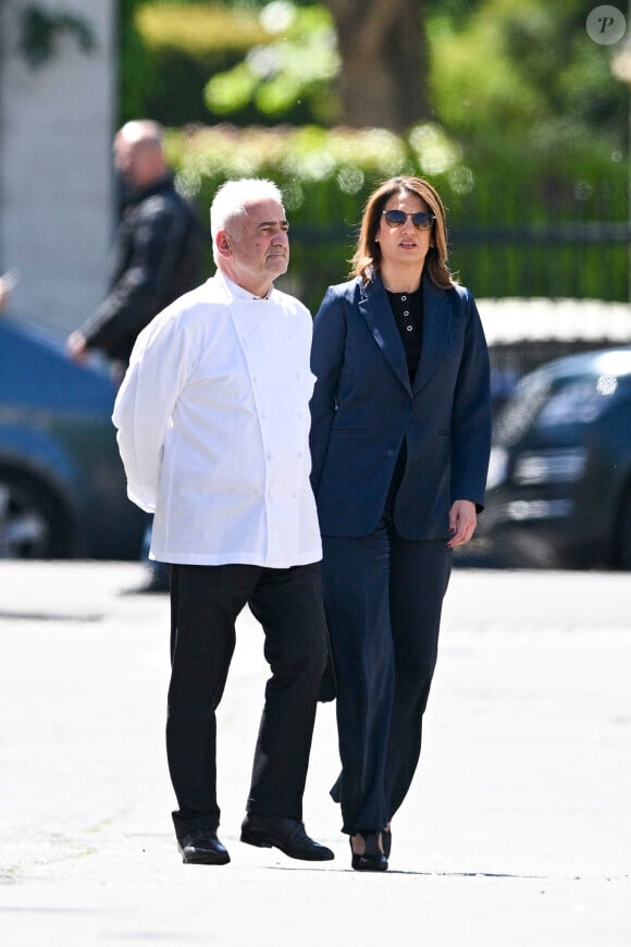 Le chef Guy Savoy et sa compagne Sonia Mabrouk - Obsèques d'Antoine Alléno (fils du chef cuisinier français, trois étoiles au Guide Michelin Yannick Alléno) en la collégiale Notre-Dame de Poissy, France, le 13 mai 2022. ©