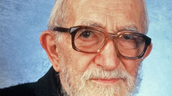 L'abbé Pierre accusé par une 8e femme : elle révèle ce qu'il aurait fait et avoue l'avoir giflé