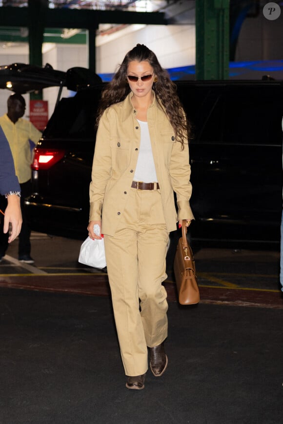 Bella Hadid montre son style alors qu'elle se dirige vers son photo-shoot à New York, le 13 juillet 2024. WavyPeter/Splash News/ABACAPRESS.COM