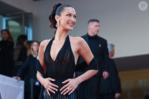 Bella Hadid assiste au tapis rouge de "L'Amour Ouf" au 77ème Festival de Cannes le 23 mai 2024 à Cannes. David Boyer/ABACAPRESS.COM