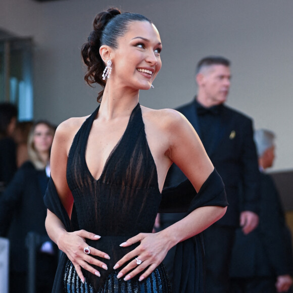 Bella Hadid assiste au tapis rouge de "L'Amour Ouf" au 77ème Festival de Cannes le 23 mai 2024 à Cannes. David Boyer/ABACAPRESS.COM