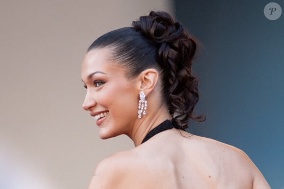 Bella Hadid assiste au tapis rouge de "L'Amour Ouf" au 77ème Festival de Cannes le 23 mai 2024 à Cannes. David Boyer/ABACAPRESS.COM