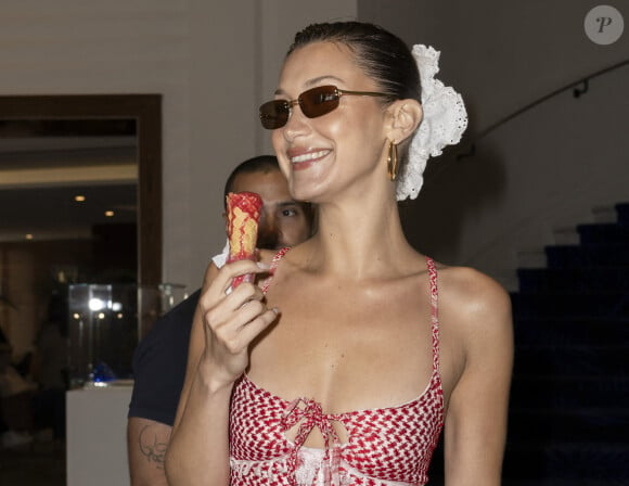 Bella Hadid, portant une tenue de style keffieh pour montrer son soutien à la Palestine, déguste une glâce à l'Hôtel Martinez pendant le 77e Festival de Cannes le 23 mai 2024. Marco Piovanotto/ABACAPRESS.COM