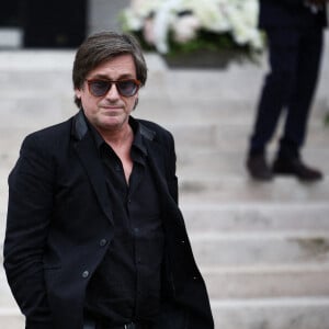 Thomas Dutronc se rend à la cérémonie d'enterrement de la chanteuse française Françoise Hardy au crématorium du Père Lachaise à Paris, France, le 20 juin 2024. Raphaël Lafargue/ABACAPRESS.COM