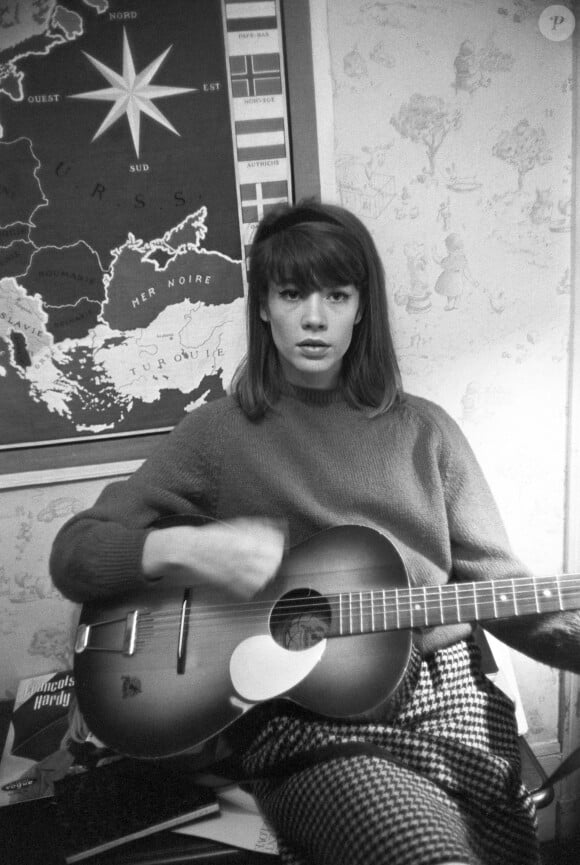 Françoise Hardy jouant de la guitare et posant dans sa maison parisienne avec un tourne-disque le 25 novembre 1962. Mondadori Portfolio via ZUMA Press /ABACAPRESS.COM