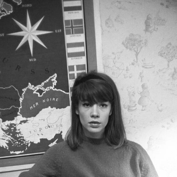 Françoise Hardy jouant de la guitare et posant dans sa maison parisienne avec un tourne-disque le 25 novembre 1962. Mondadori Portfolio via ZUMA Press /ABACAPRESS.COM