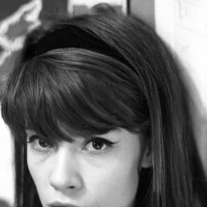 Françoise Hardy pose à son domicile parisien, le 25 novembre 1962. Mondadori Portfolio via ZUMA Press /ABACAPRESS.COM