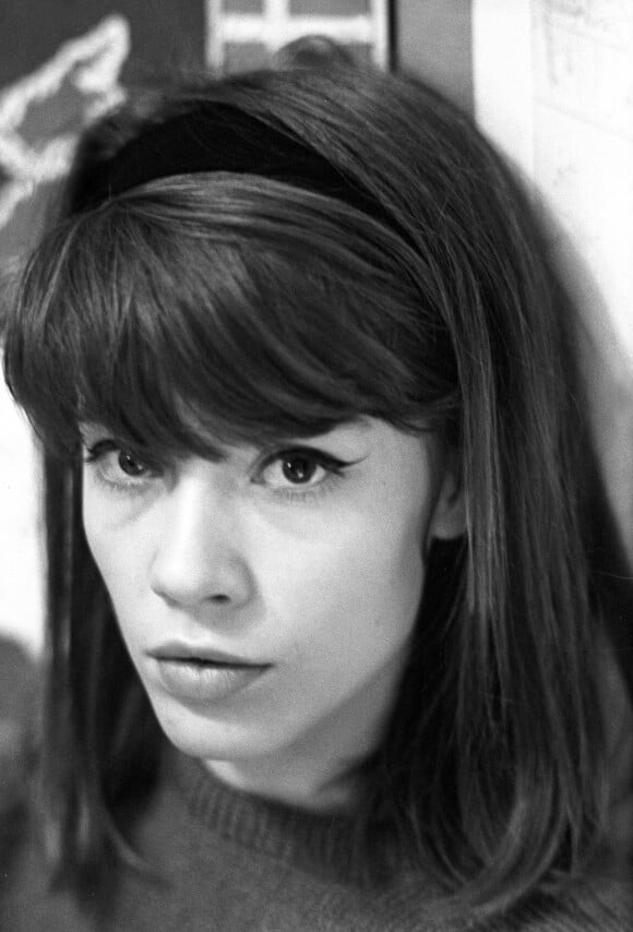 Françoise Hardy pose à son domicile parisien, le 25 novembre 1962. Mondadori Portfolio via ZUMA Press /ABACAPRESS.COM