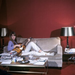 Françoise Hardy jouant de la guitare et posant chez elle à Paris, au début des années 1970. Mondadori Portfolio via ZUMA Press /ABACAPRESS.COM