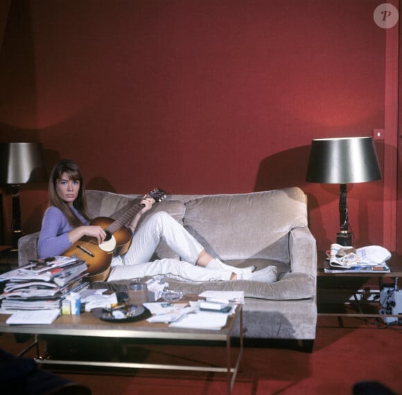 Françoise Hardy jouant de la guitare et posant chez elle à Paris, au début des années 1970. Mondadori Portfolio via ZUMA Press /ABACAPRESS.COM