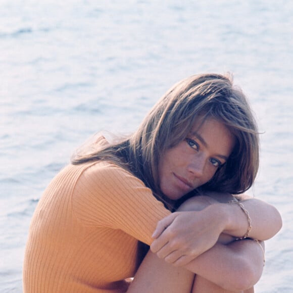 Le chanteur s'est souvenu d'un restaurant qu'ils fréquentaient lorsqu'il était enfant, et y est revenu pour retrouver sa mère...
Françoise Hardy pose sur la plage. Mondadori Portfolio via ZUMA Press /ABACAPRESS.COM