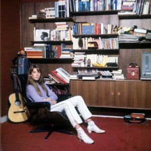 Françoise Hardy jouant de la guitare et posant chez elle à Paris, au début des années 1970. Mondadori Portfolio via ZUMA Press /ABACAPRESS.COM