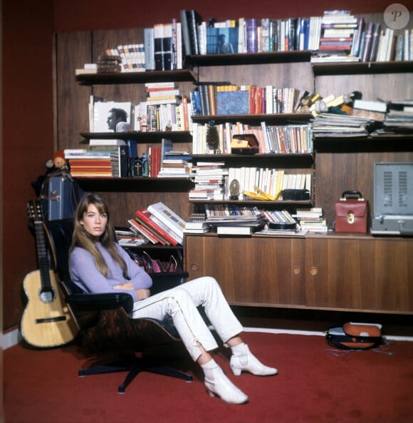 Françoise Hardy jouant de la guitare et posant chez elle à Paris, au début des années 1970. Mondadori Portfolio via ZUMA Press /ABACAPRESS.COM