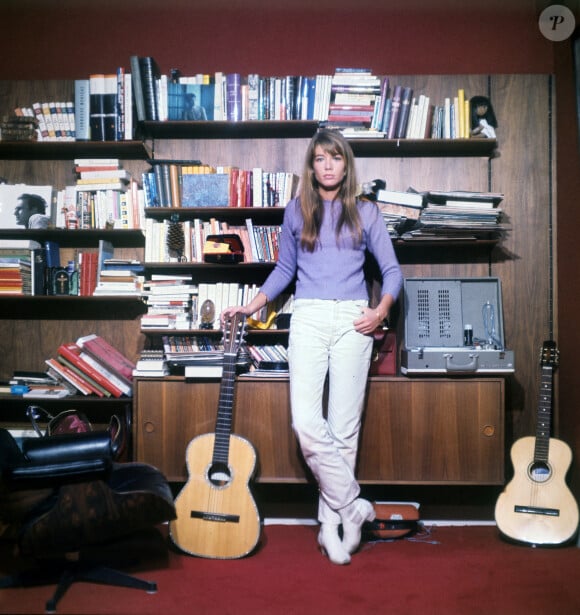 Françoise Hardy jouant de la guitare et posant chez elle à Paris, dans les années 1970. Mondadori Portfolio via ZUMA Press /ABACAPRESS.COM