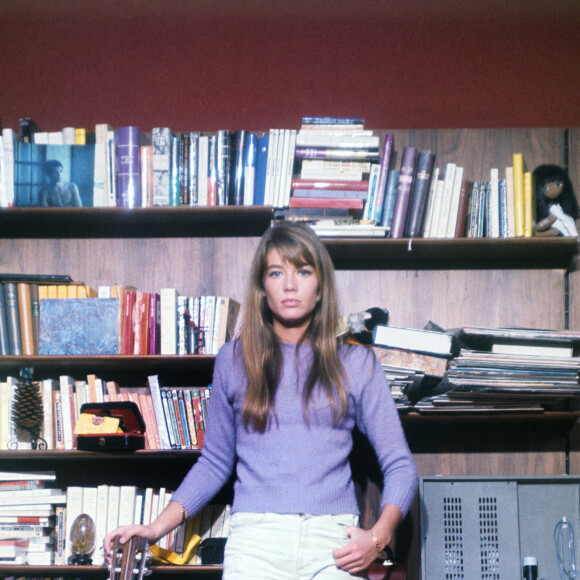 Françoise Hardy jouant de la guitare et posant chez elle à Paris, dans les années 1970. Mondadori Portfolio via ZUMA Press /ABACAPRESS.COM