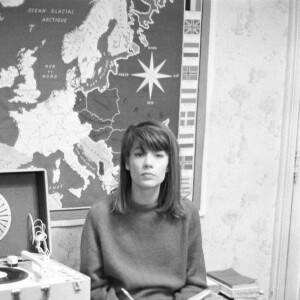 Françoise Hardy jouant de la guitare et posant dans sa maison parisienne avec un tourne-disque, 25.11.1962. Mondadori Portfolio via ZUMA Press /ABACAPRESS.COM