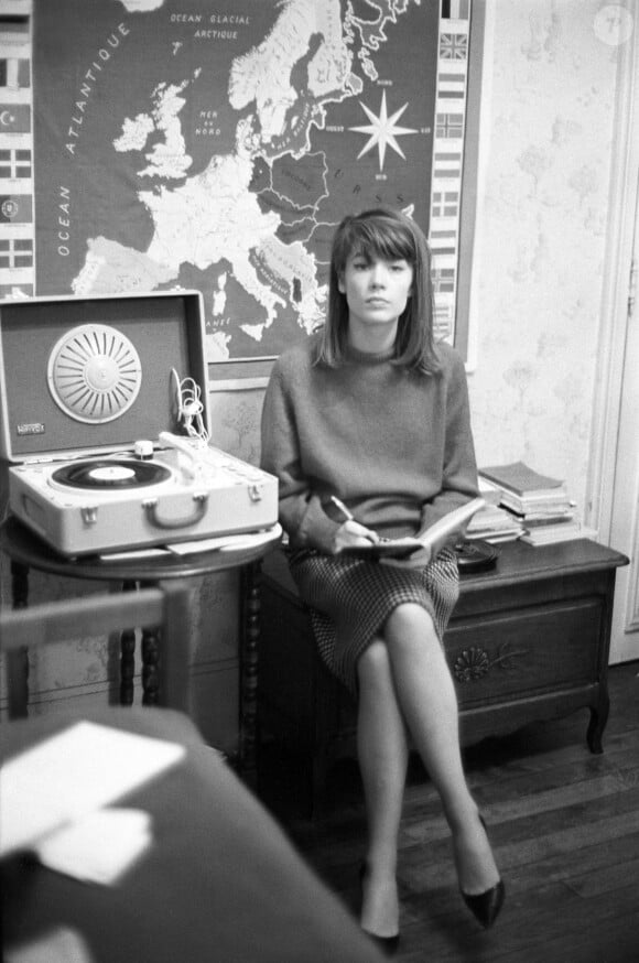 Françoise Hardy jouant de la guitare et posant dans sa maison parisienne avec un tourne-disque, 25.11.1962. Mondadori Portfolio via ZUMA Press /ABACAPRESS.COM