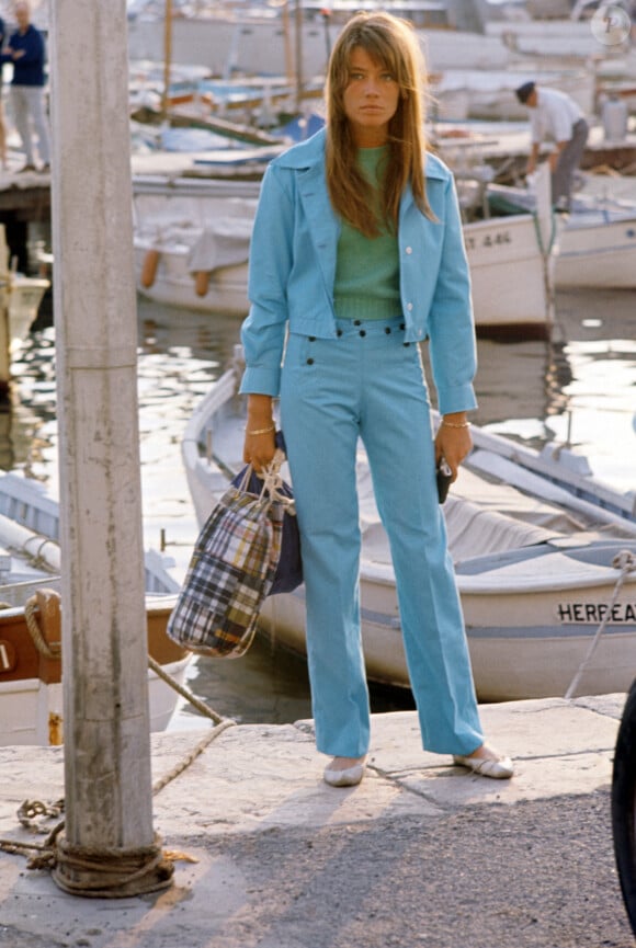 Françoise Hardy pose en plein air, 1968. Mondadori Portfolio via ZUMA Press /ABACAPRESS.COM