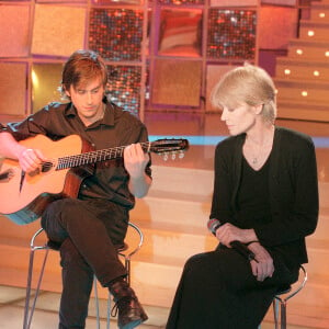 Un mois après le décès de Françoise Hardy, Thomas Dutronc pleure toujours sa maman...
Françoise Hardy et son fils Thomas Dutronc se produisent en direct lors de l'enregistrement de l'émission Vivement Dimanche de Michel Drucker. Jean-Jacques Datchary/ABACA