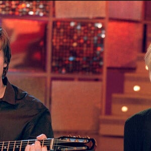 Après des années à lutter contre la maladie sans relâche, Françoise Hardy s'est éteinte le 11 juin dernier, à 80 ans.
Francoise Hardy et son fils son Thomas Dutronc chantent sur le plateau de Vivement Dimanche, le 9 janvier 2001. Jean-Jacques Datchary/ABACA.