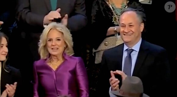 Avant le discours sur l'état de l'Union, Jill Biden et Doug Ehmoff échangent un drôle de baiser le 8 février 2023. Un baiser trop appuyé et c'est tout un pays qui s'enflamme. Juste avant le discours de Joe Biden sur l'état de l'Union mardi 8 février, la première dame des États-Unis, Jill Biden, a laissé de nombreux spectateurs interloqués. En cause ? Un drôle de baiser déposé au coin des lèvres du mari de la vice-présidente Kamala Harris. Après avoir fait son entrée sous les applaudissements, Jill Biden s'est dirigée vers Doug Emhoff, l'époux de Kamala Harris, et lui a serré la main. Puis s'est produit juste après le moment controversé et désormais viral : ils échangent certes un baiser, mais était-ce sur la bouche... ou juste à côté ? La question taraude les internautes et les médias américains. 