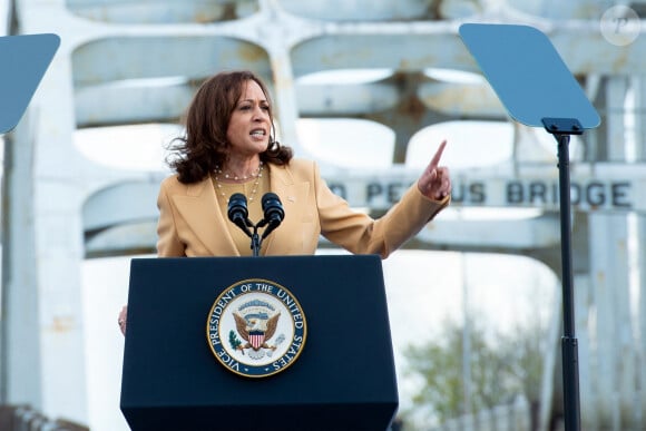 En cas d'élection à la Maison Blanche, elle serait également la première belle-mère de l'histoire à accéder à la fonction suprême aux États-Unis
Kamala Harris commémore le 57 ème anniversaire de Bloody Sunday à la "Maxwell Air Force Base" à Montgomery (Alabama), en compagnie de son mari Doug Ehmoff. Le 6 mars 2022. 