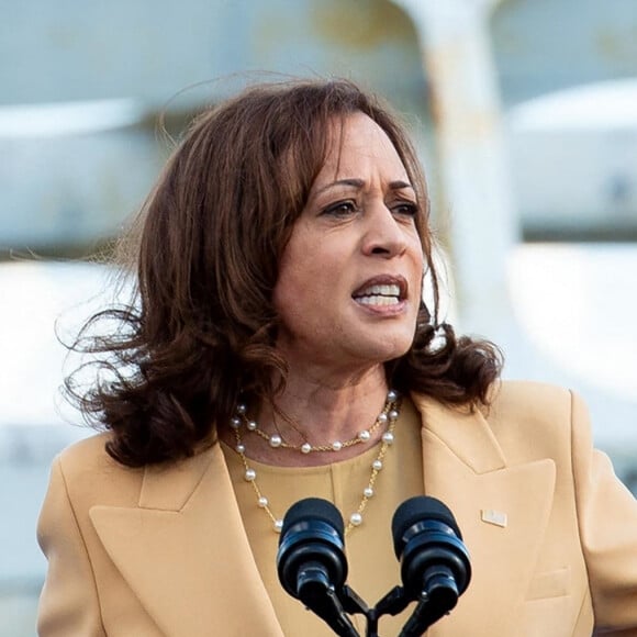 En cas d'élection à la Maison Blanche, elle serait également la première belle-mère de l'histoire à accéder à la fonction suprême aux États-Unis
Kamala Harris commémore le 57 ème anniversaire de Bloody Sunday à la "Maxwell Air Force Base" à Montgomery (Alabama), en compagnie de son mari Doug Ehmoff. Le 6 mars 2022. 