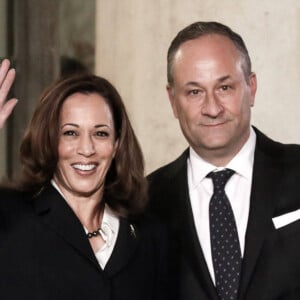 La vice-présidente est mariée depuis 2014 avec Doug Emhoff, qui est le père de deux enfants issus d'une précédente union
La vice-présidente américaine Kamala Harris et son mari Doug Emhoff - Arrivées au dîner des chefs d'Etats et de Gouvernements, des chefs des Organisations internationales, des acteurs du numérique ainsi que des partenaires du Forum au palais de l'Elysée à Paris. Le 11 novembre 2021 © Stéphane Lemouton / Bestimage 