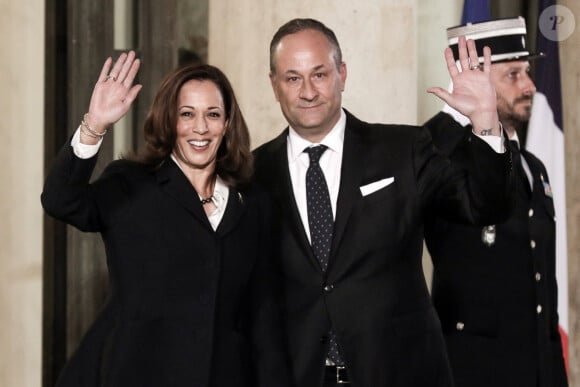 La vice-présidente est mariée depuis 2014 avec Doug Emhoff, qui est le père de deux enfants issus d'une précédente union
La vice-présidente américaine Kamala Harris et son mari Doug Emhoff - Arrivées au dîner des chefs d'Etats et de Gouvernements, des chefs des Organisations internationales, des acteurs du numérique ainsi que des partenaires du Forum au palais de l'Elysée à Paris. Le 11 novembre 2021 © Stéphane Lemouton / Bestimage 